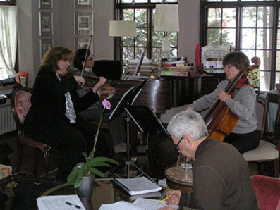 Lillian Scheirich au violon, Mary Siciliano au piano, Nadine Deleury au violoncelle et, suivant sa partition, David DiChiera.