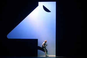 Peter Jordan als Cyrano von Bergerac sitzt in dem Theaterstück <i>Cyrano</i> in seinem überdimensionalen, stilisierten Profil.